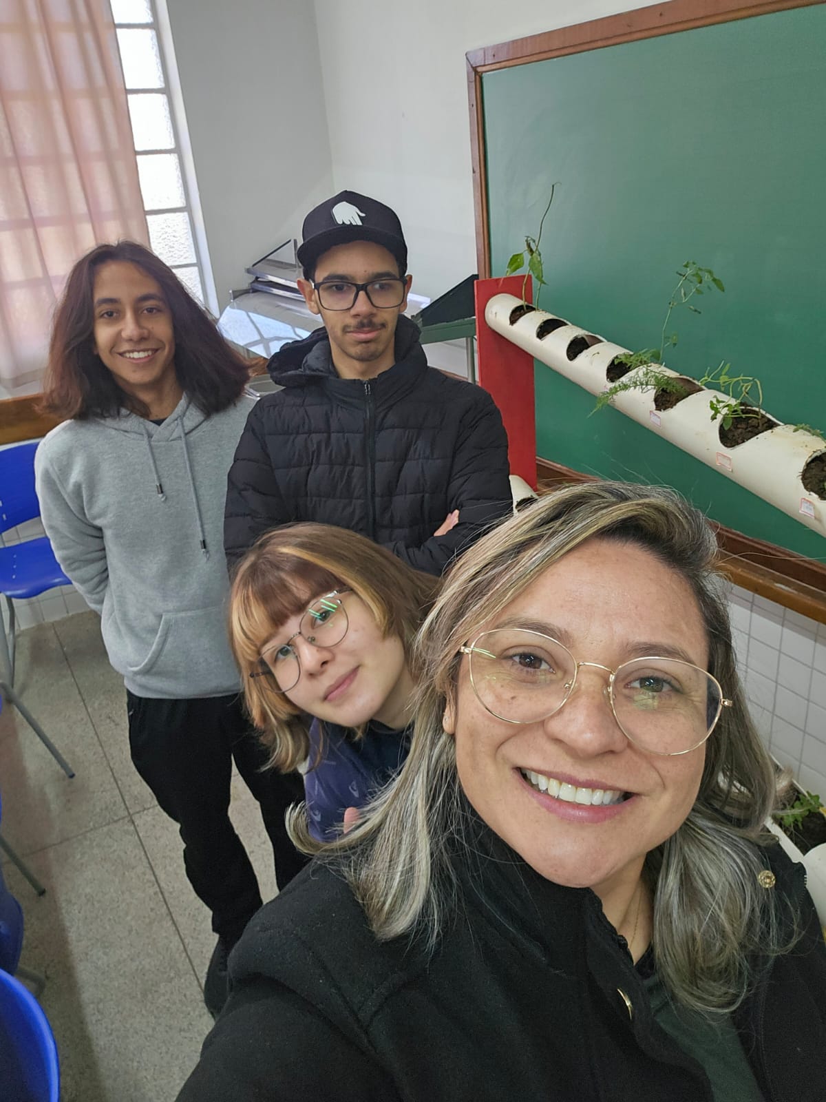 Alunos na Horta escolar comunitária